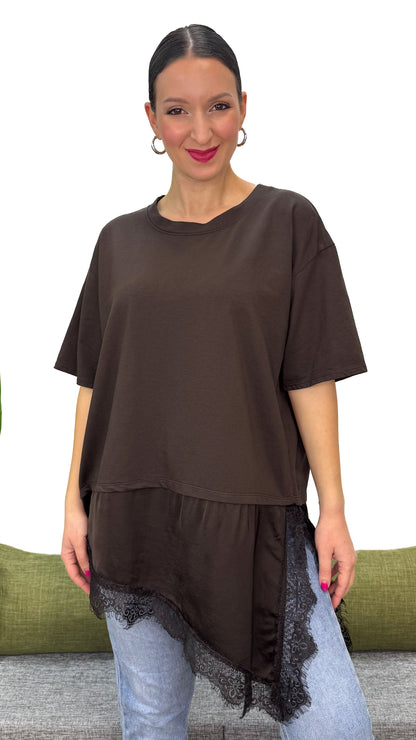 T-SHIRT TAGLIO OBLIQUO CON PIZZO
