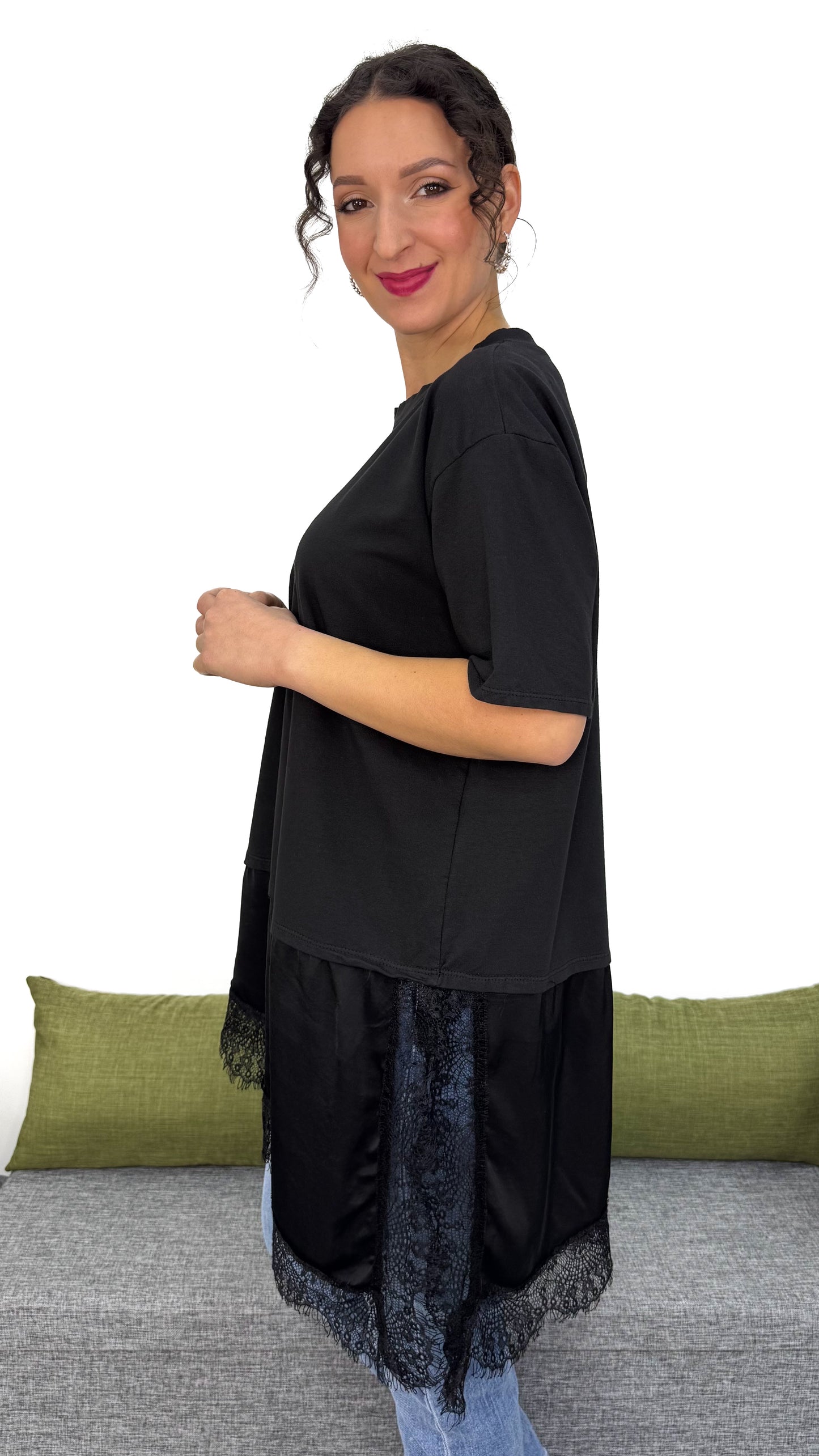 T-SHIRT TAGLIO OBLIQUO CON PIZZO