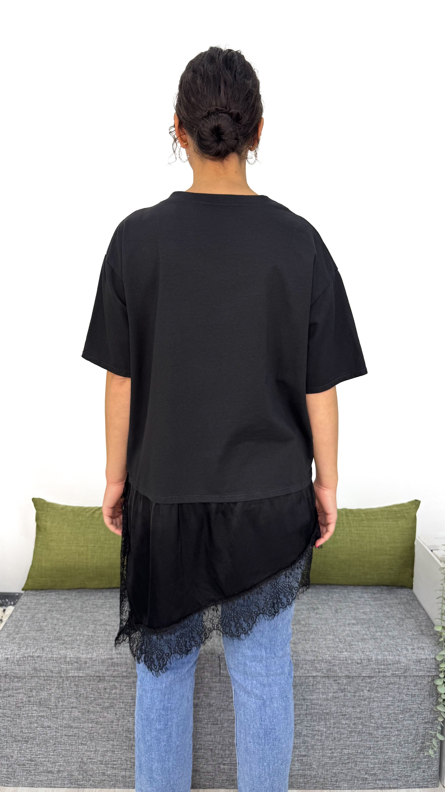 T-SHIRT TAGLIO OBLIQUO CON PIZZO