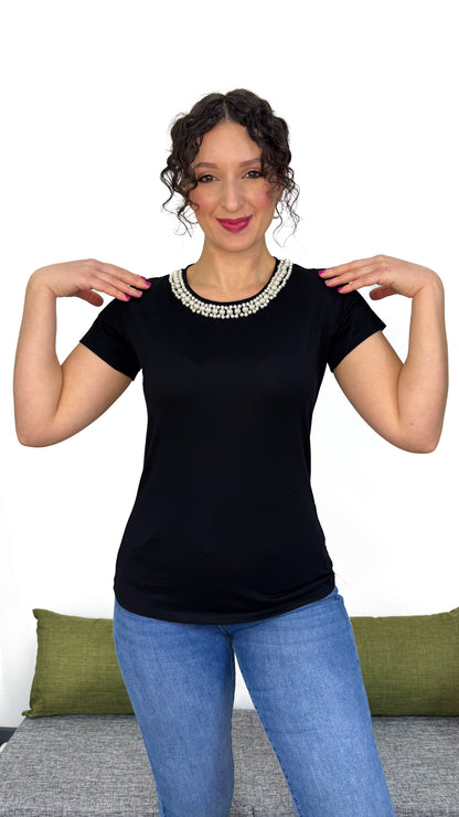 T-SHIRT NERA CON GIROCOLLO DI PERLE